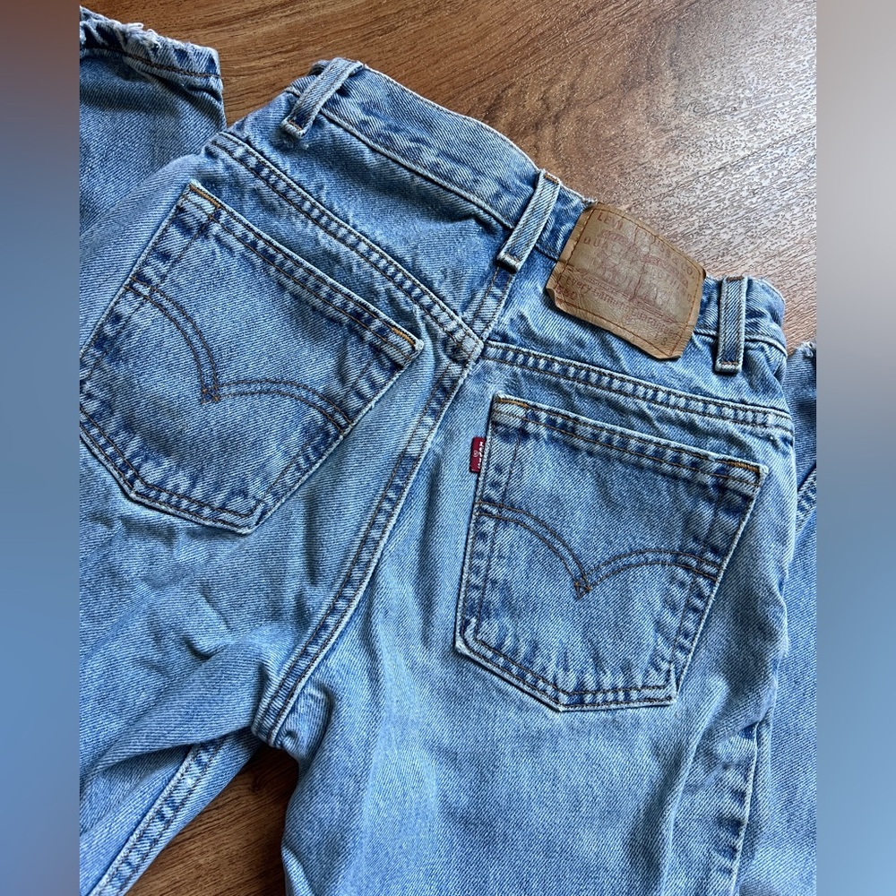 Vintage Levi’s 550 relaxed fit, tapered leg. Size 1